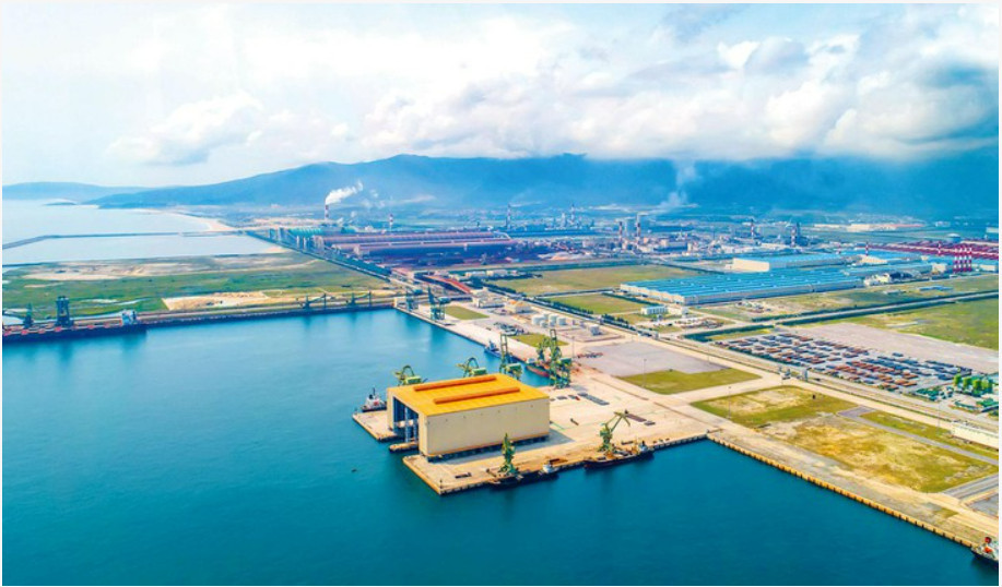Cảng nước sâu Sơn Dương và nhà máy luyện thép Formosa Hà Tĩnh (Khu kinh tế Vũng Áng). Ảnh tư liệu.
