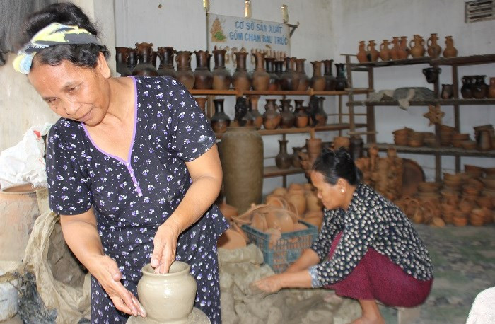 Các nghệ nhân đang làm gốm tại làng gốm Bàu Trúc, làng nghề thủ công nổi tiếng của đồng bào Chăm tại Ninh Phước.