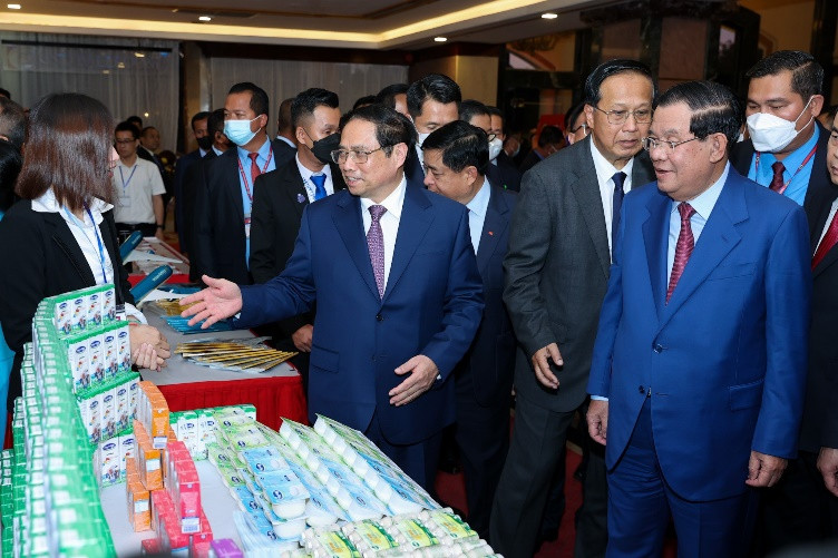 Thủ tướng Phạm Minh Chính thăm gian hàng của Angkormilk tại Diễn đàn Xúc tiến Đầu tư và Thương mại Việt Nam – Campuchia 2022.