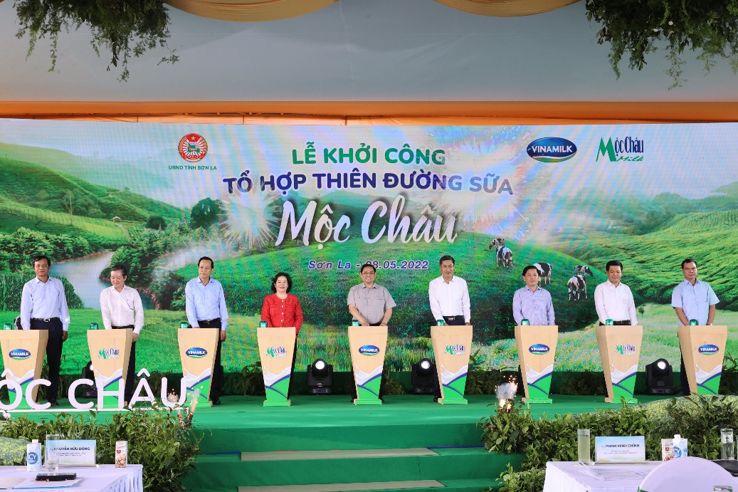 Thủ tướng Chính phủ cùng các đại biểu và lãnh đạo của Vinamilk, Mộc Châu Milk thực hiện nghi thức khởi công Tổ hợp Thiên đường sữa Mộc Châu.