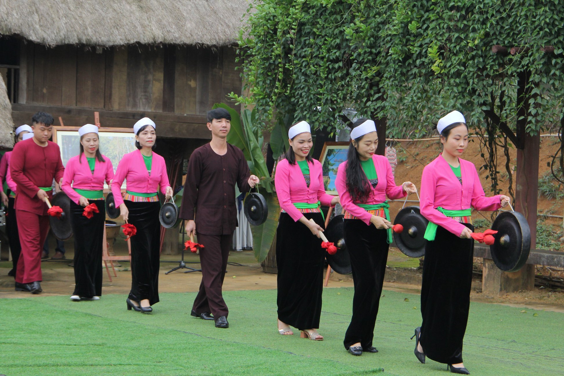 Nhiều lễ hội truyền thống được các địa phương tổ chức.