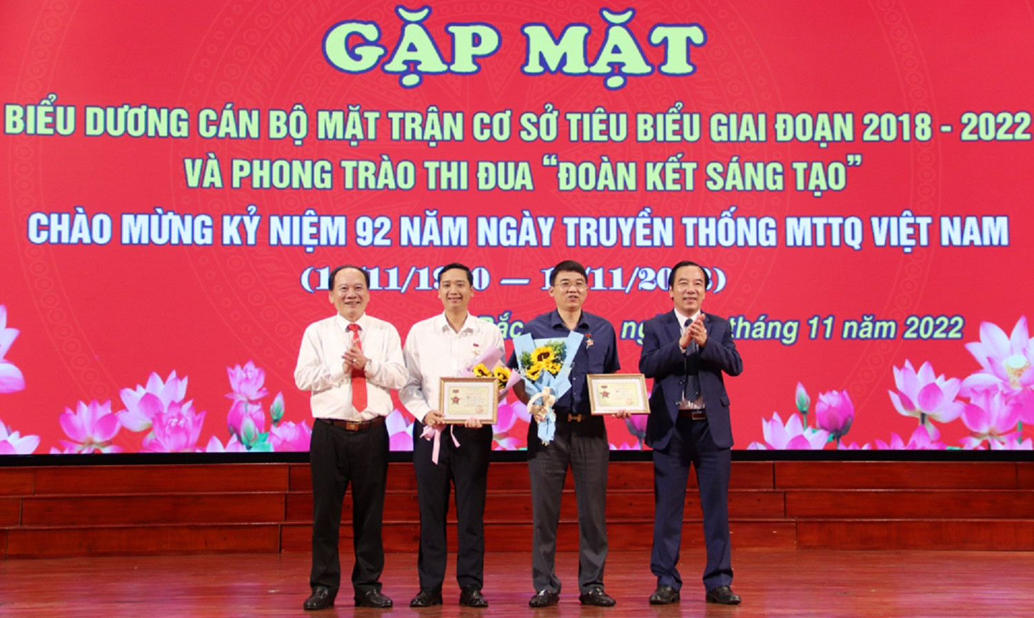 Ông Ngô Sách Thực trao Kỷ niệm chương Vì sự nghiệp Đại đoàn kết dân tộc của Ủy ban Trung ương MTTQ Việt Nam cho các cá nhân. 
