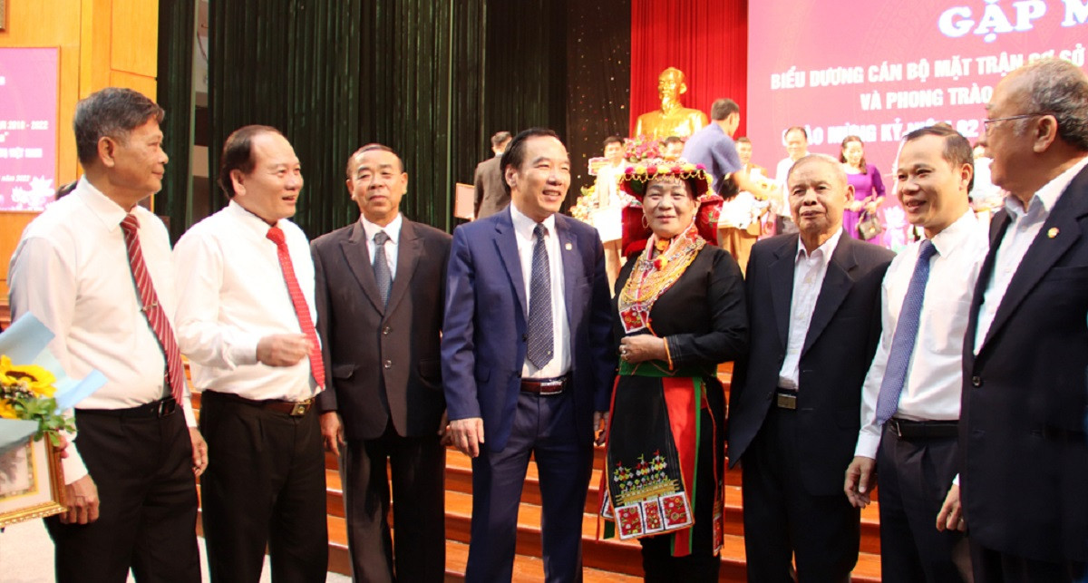 Phó Chủ tịch Ngô Sách Thực và lãnh đạo tỉnh Bắc Giang gặp gỡ cán bộ Mặt trận qua các thời kỳ. 