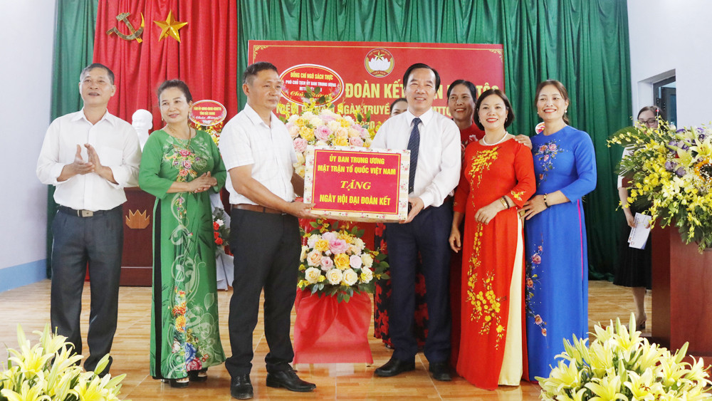 Phó Chủ tịch Ủy ban Trung ương MTTQ Việt Nam Ngô Sách Thực tặng quà thôn Trại Cọ.