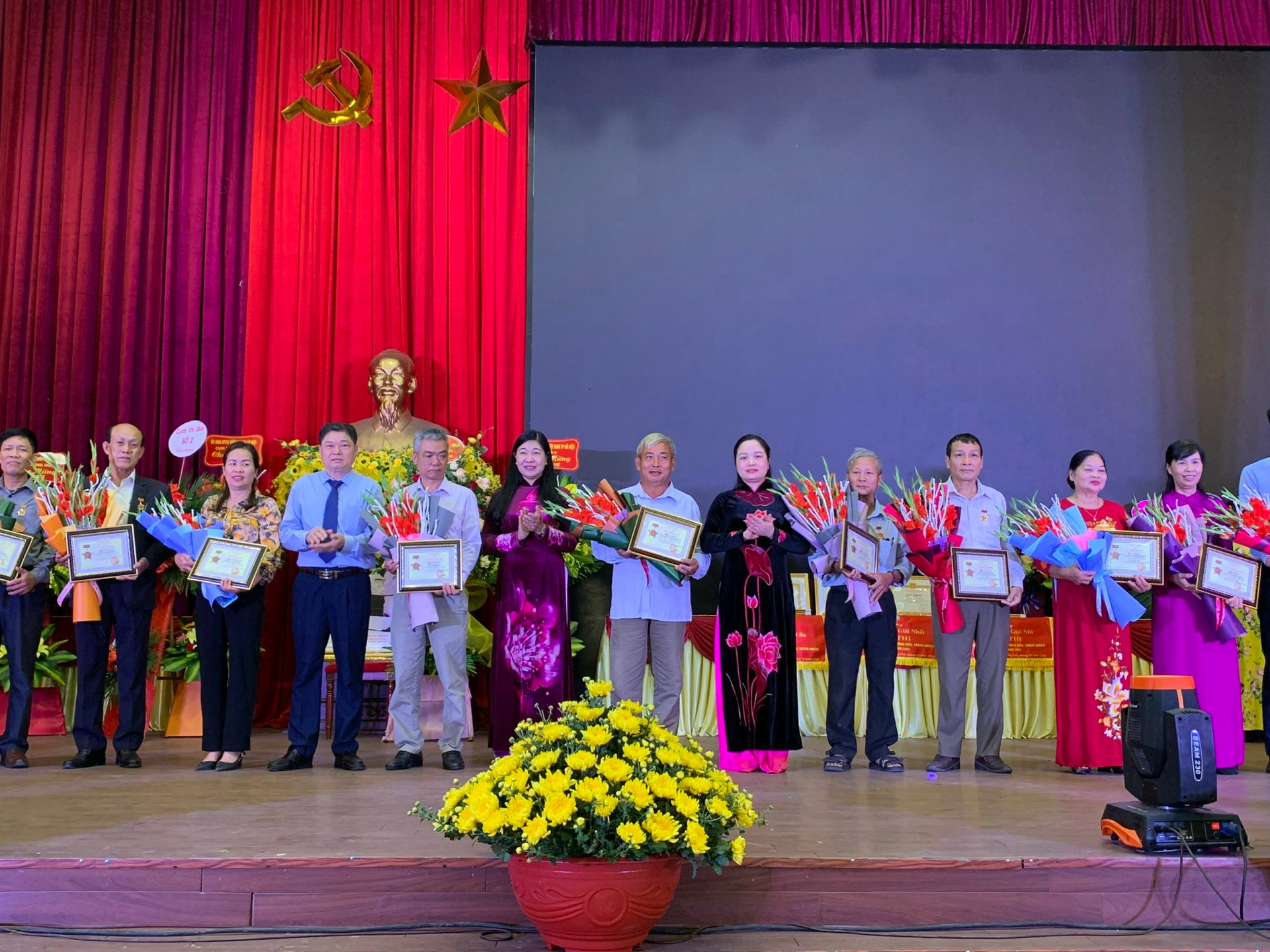 Chủ tịch Ủy ban MTTQ Việt Nam thành phố Hà Nội Nguyễn Lan Hương tặng hoa chúc mừng cán bộ Mặt trận huyện Ứng Hòa.