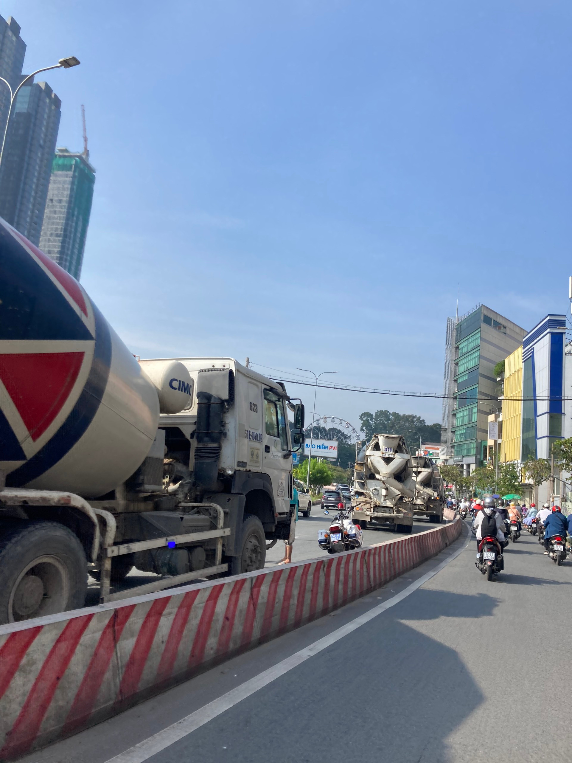 Nhiều xe bồn trộn bê tông cùng lúc bị CSGT chặn lại, xử lý vi phạm khi lưu thông trong khung giờ cấm vào đường Nguyễn Hữu Cảnh, hướng về quận 1.