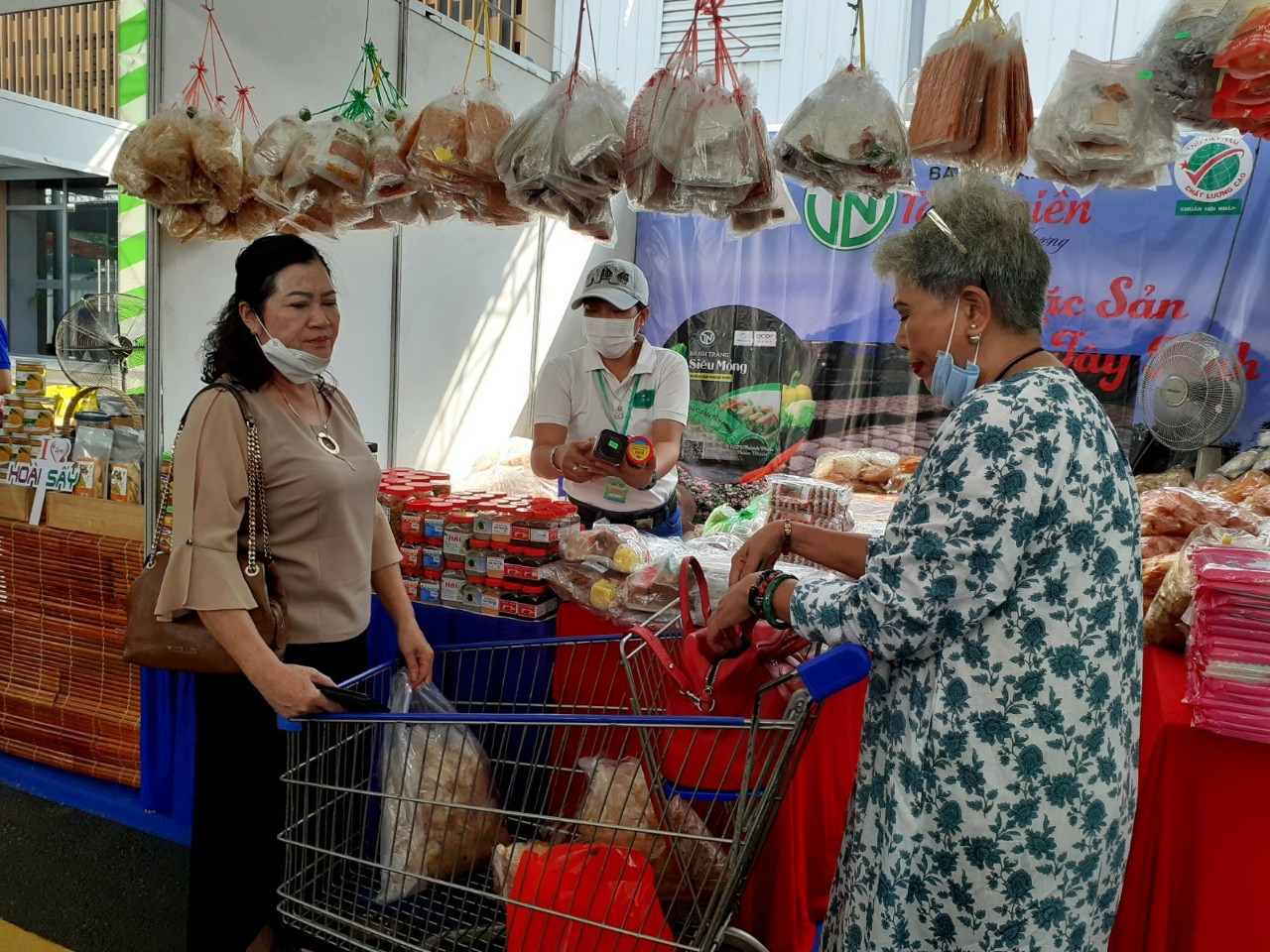 Ngay tại buổi sáng khai mạc nhiều khách hàng đã có mặt để chọn mua sản phẩm đặc trưng của các địa phương.