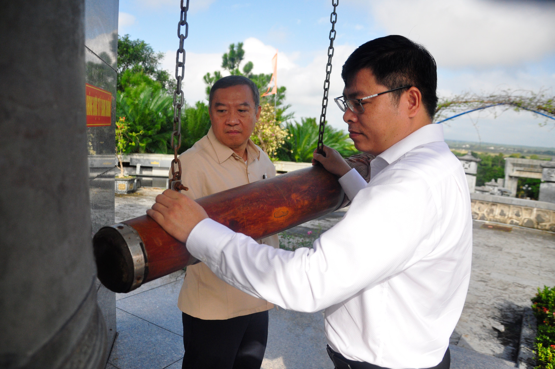 GS.TS OT Phon Sa Van và Phó Chủ tịch Ủy ban MTTQ Việt Nam tỉnh Quảng Trị Dương Tân Long đã thực hiện nghi thức thỉnh chuông.