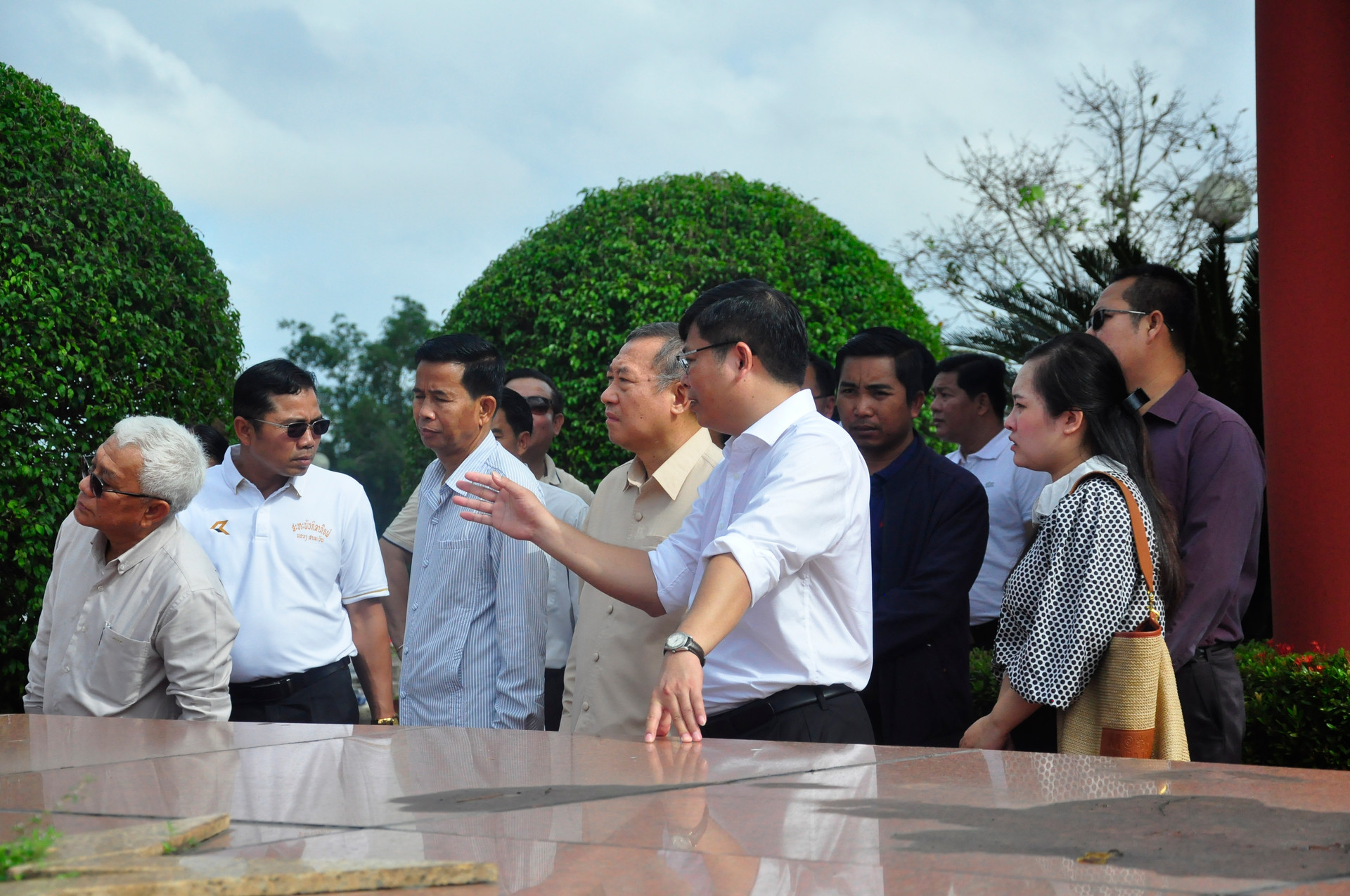 Ông Dương Tân Long giới thiệu, ôn lại sự hi sinh anh dũng của các anh hùng liệt sĩ đến đoàn đại biểu UBTƯ Mặt trận Lào xây dựng đất nước.