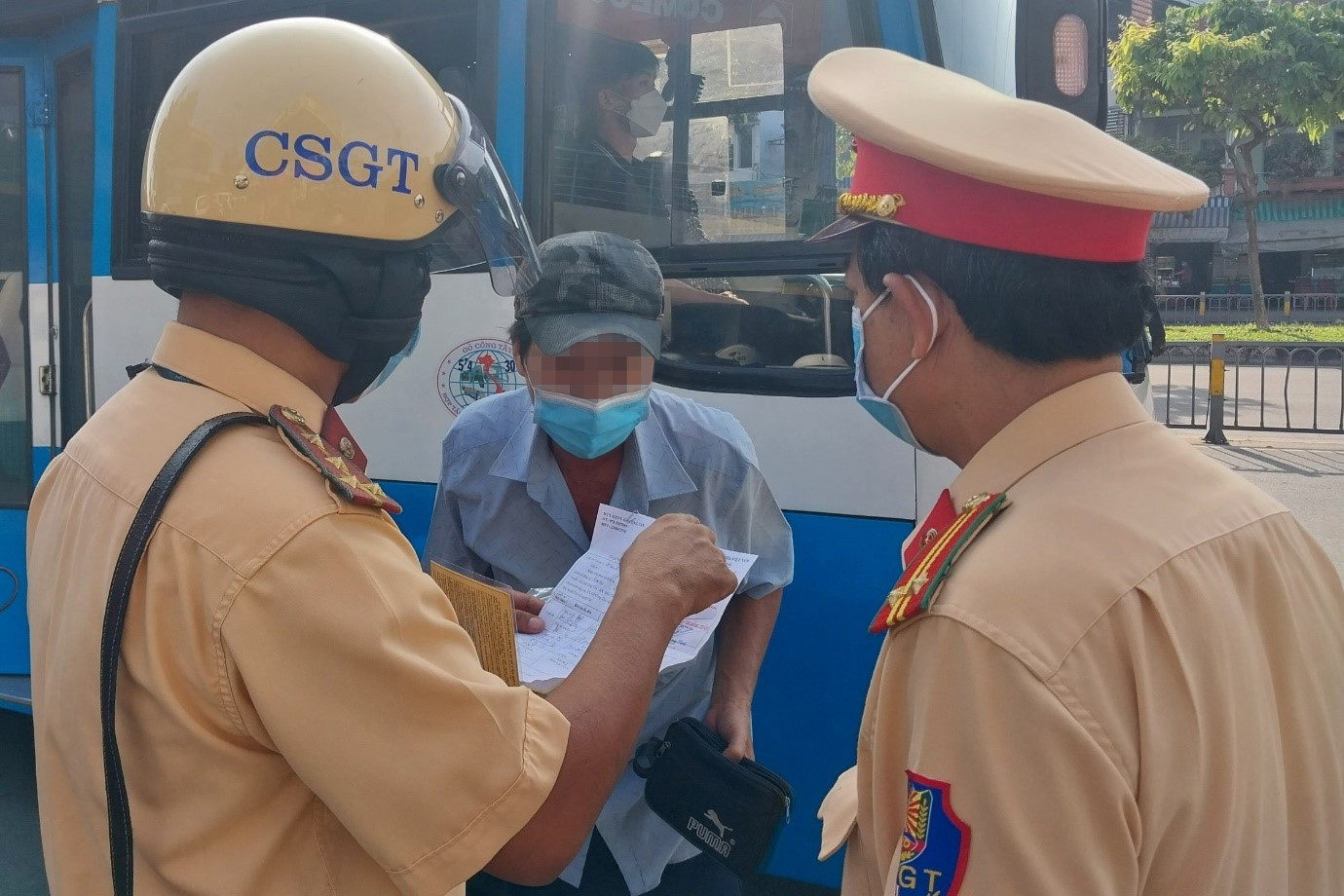 Lực lượng CSGT kiểm tra giấy tờ xe khách mang BKS: 63B-00130 do tài xế L.V.K (quê Tiền Giang) điều khiển.