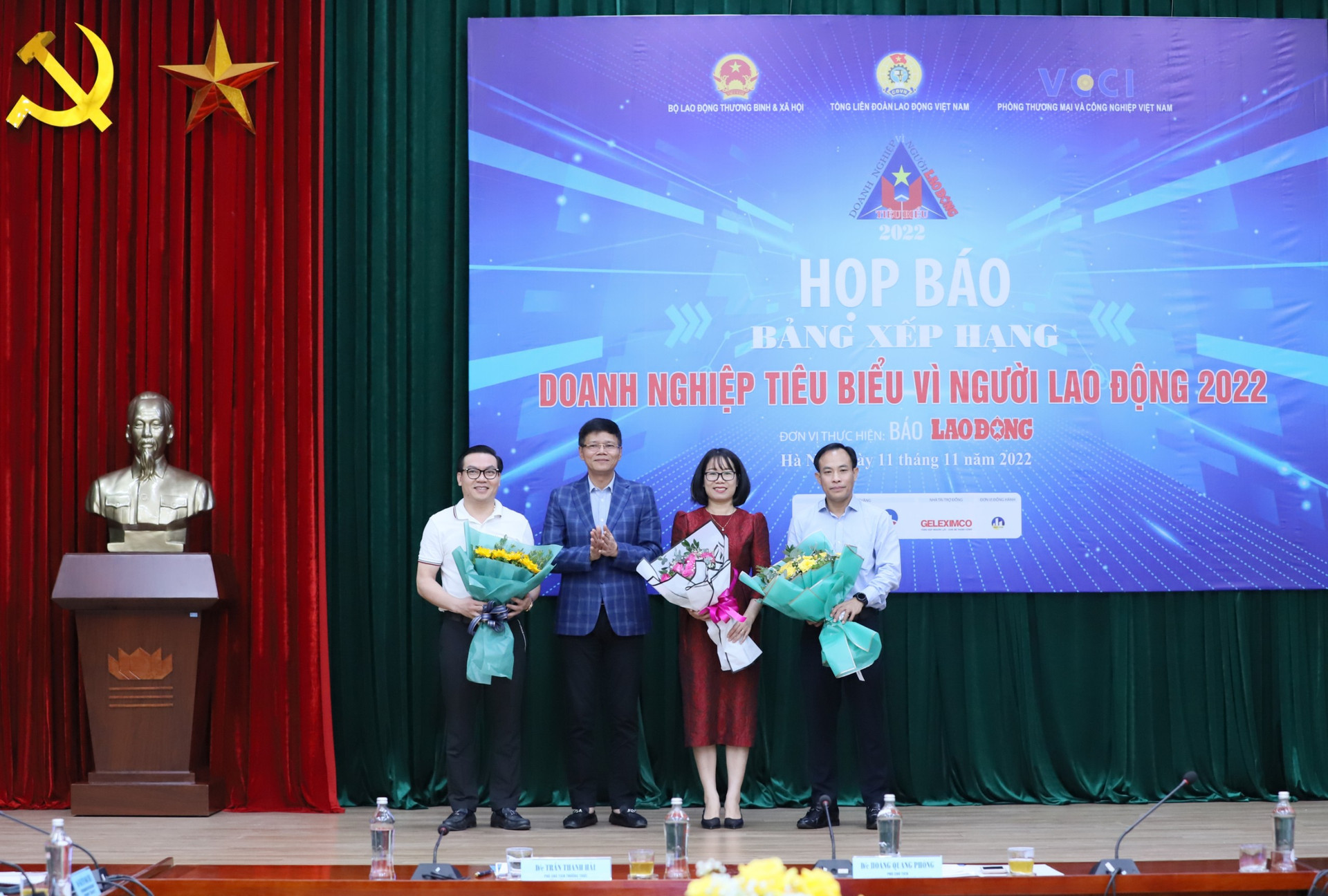 Tổng Biên tập báo Lao Động, ông Nguyễn Ngọc Hiểu tặng hoa cho các đơn vị tài trợ.