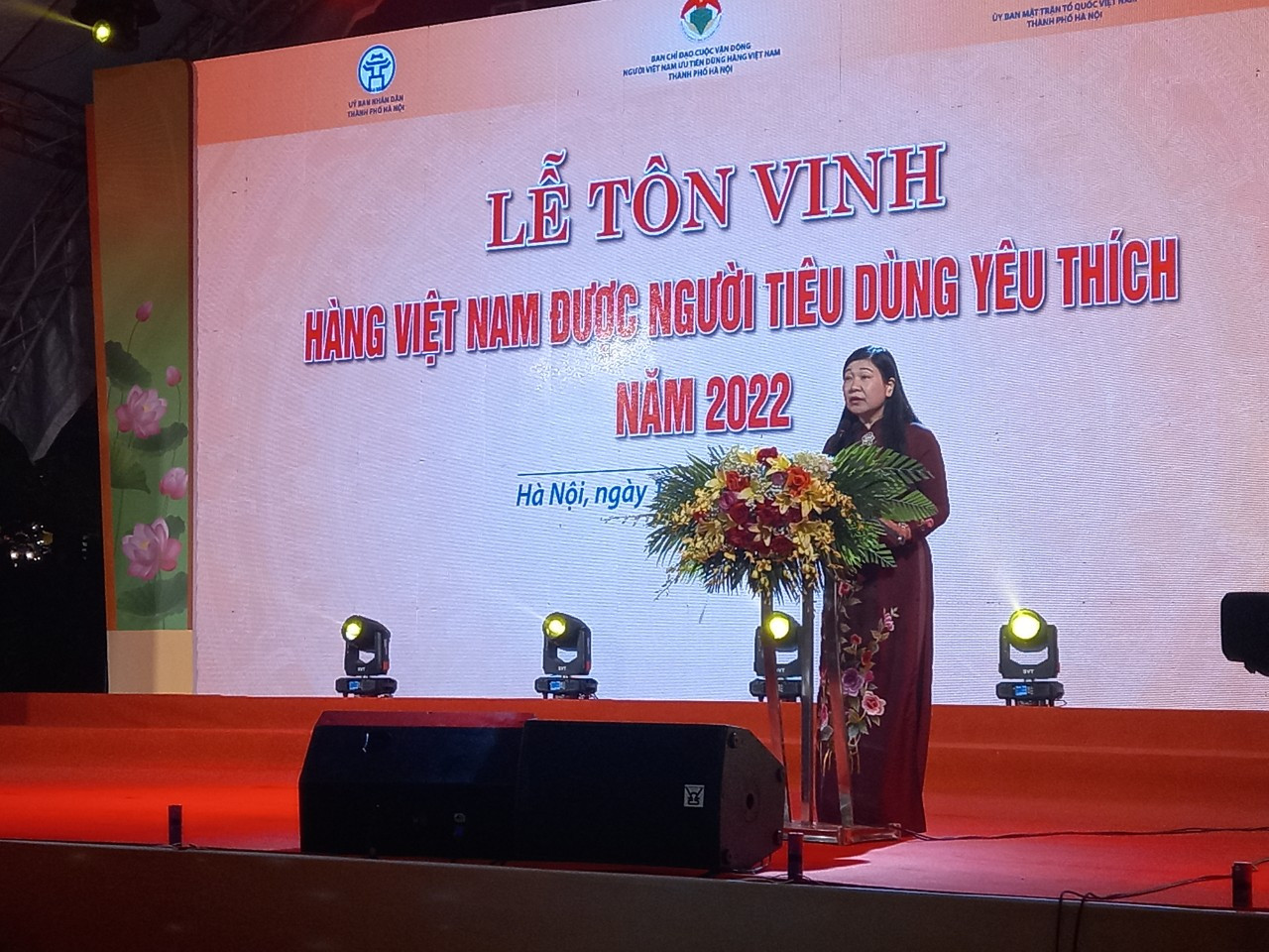Bà Nguyễn Lan Hương, Chủ tịch Ủy ban MTTQ Việt Nam thành phố Hà Nội phát biểu tại lễ tôn vinh.