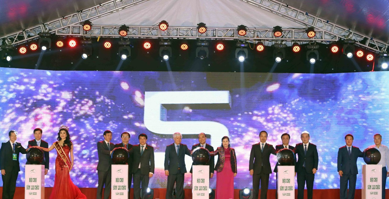 Các đại biểu ấn nút khởi động các hoạt động của Hội chợ Sâm Lai Châu năm 2022. Ảnh Báo Lai Châu