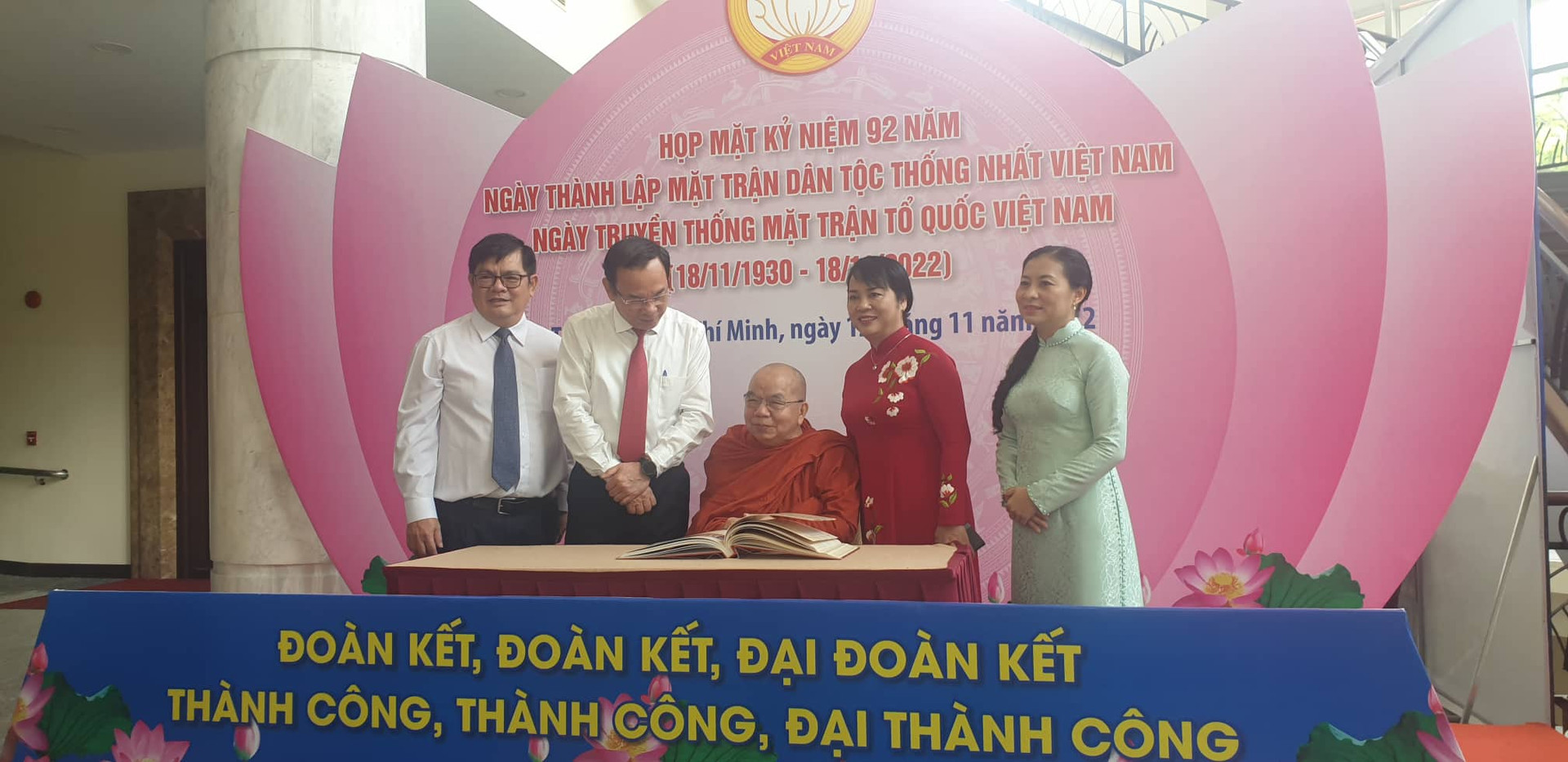 Bí thư Nguyễn Văn Nên và Chủ tịch MTTQ Việt Nam TP HCM Trần Kim Yến chứng kiến các tập thể, cá nhân nhận Giải thưởng “Đại đoàn kết toàn dân tộc TP HCM lần thứ 3 năm 2022” ký tên vào Biên niên danh dự.