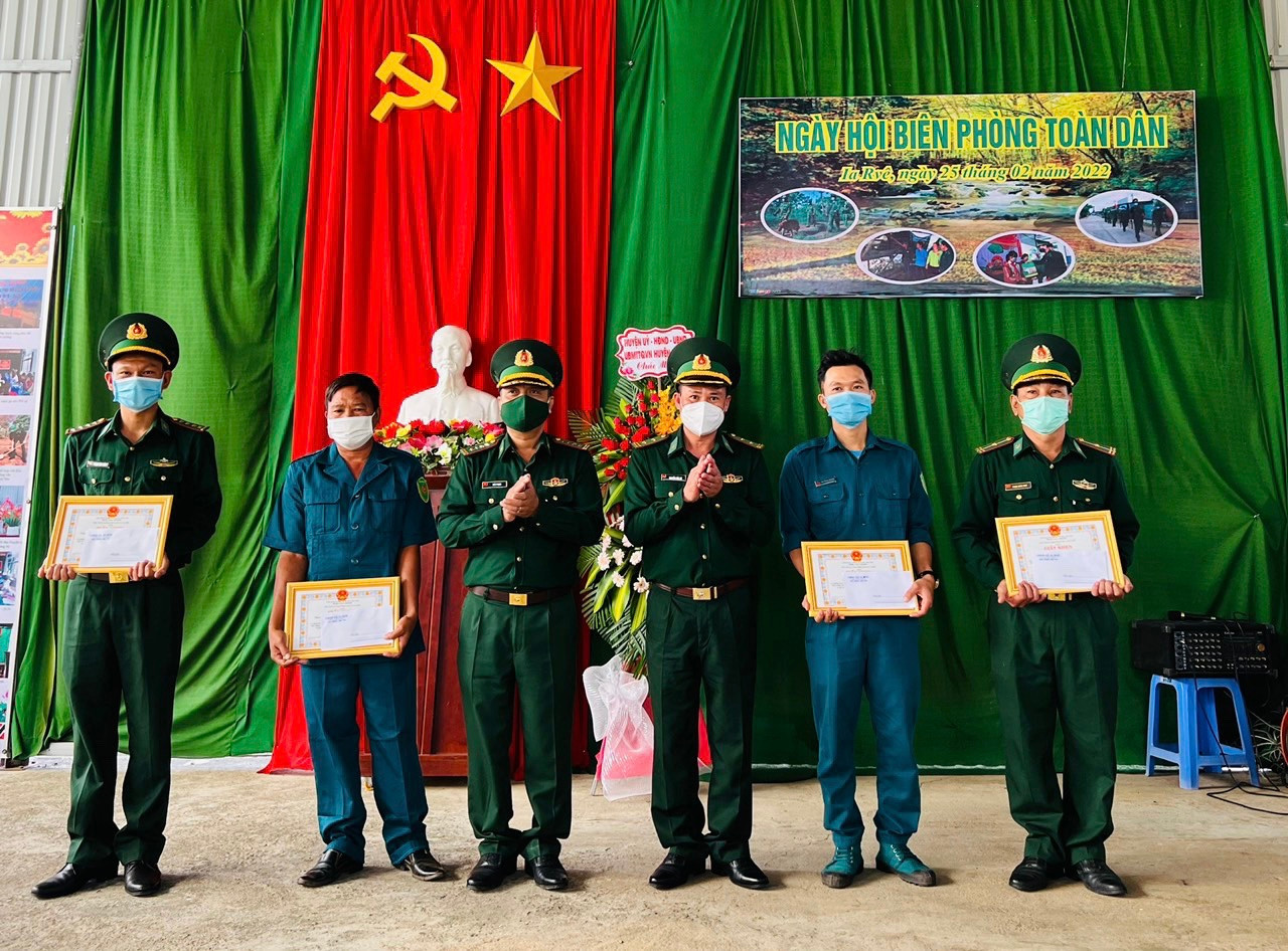 Lãnh đạo Bộ chỉ huy Biên phòng Đắk Lắk tặng khen cho tập thể, cá nhân có thành tích xuất sắc trong việc tham gia bảo vệ chủ quyền an ninh biên giới.