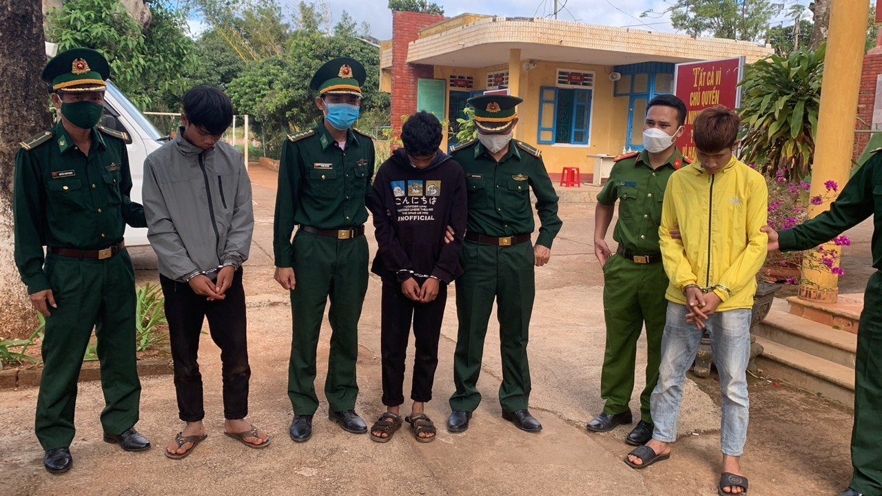 Lực lượng chức năng tại tỉnh Quảng Trị vừa bắt quả tang nhóm 3 đối tượng tàng trữ trái phép chất ma túy.
