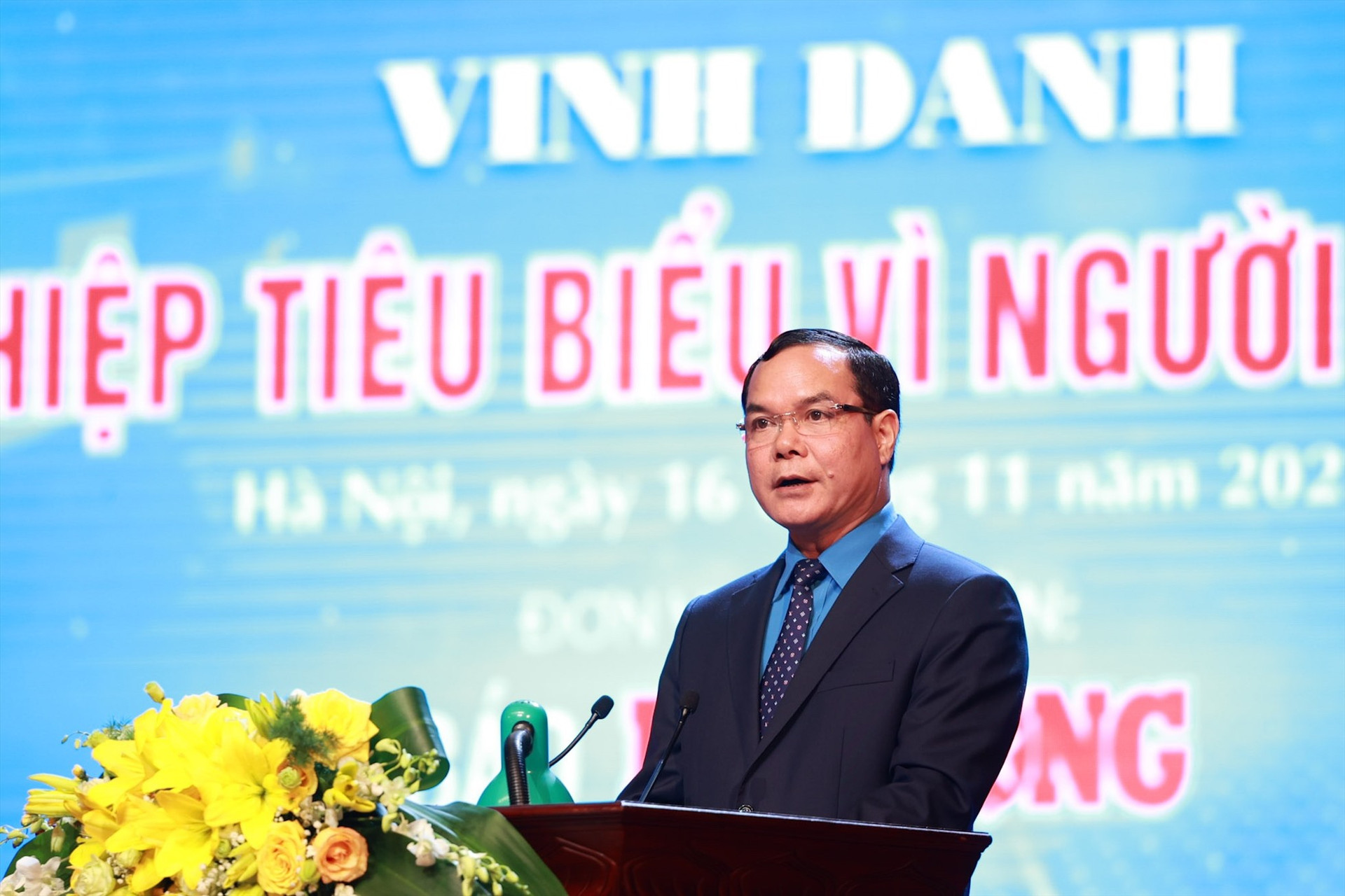Ông Nguyễn Đình Khang, Chủ tịch Tổng LĐLĐ Việt Nam phát biểu tại lễ tôn vinh. 