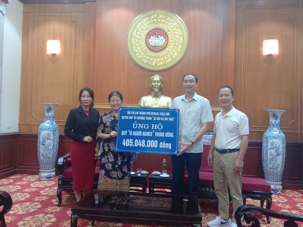 Phó Chủ tịch Phùng Khánh Tài tiếp nhận ủng hộ Quỹ Vì người nghèo Trung ương. 