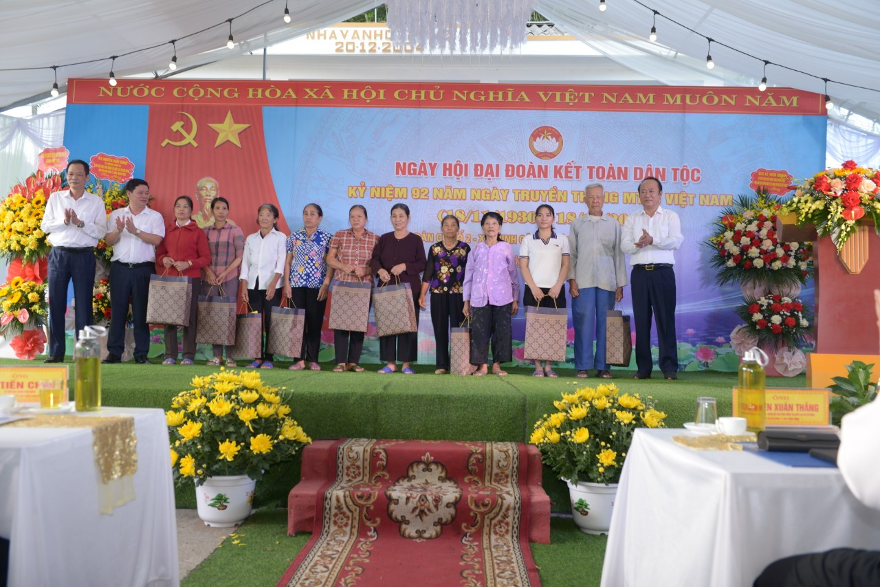 Lãnh đạo huyện Hạ Hoà trao quà cho người dân