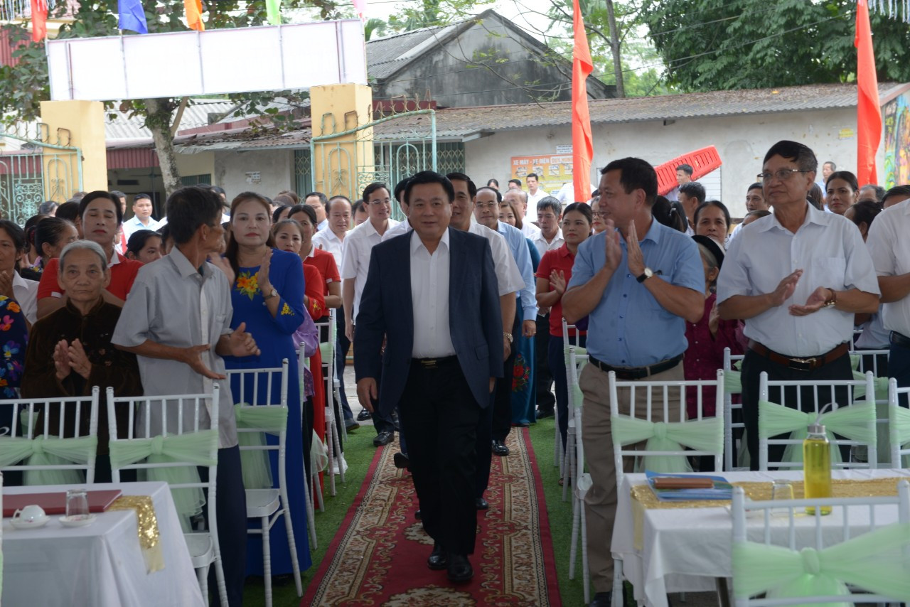Đồng chí Nguyễn Xuân Thắng đến dự và chung vui Ngày hội Đại đoàn kết toàn dân tộc tại khu 2, xã Minh Côi