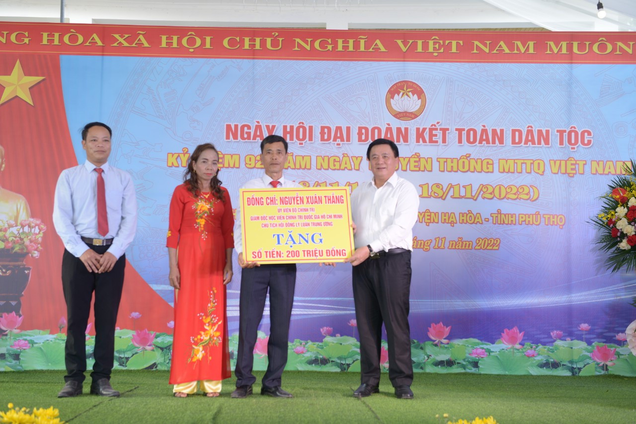 Đồng chí Nguyễn Xuân Thắng trao 200 triệu đồng để tu sửa nhà văn hoá khu 2