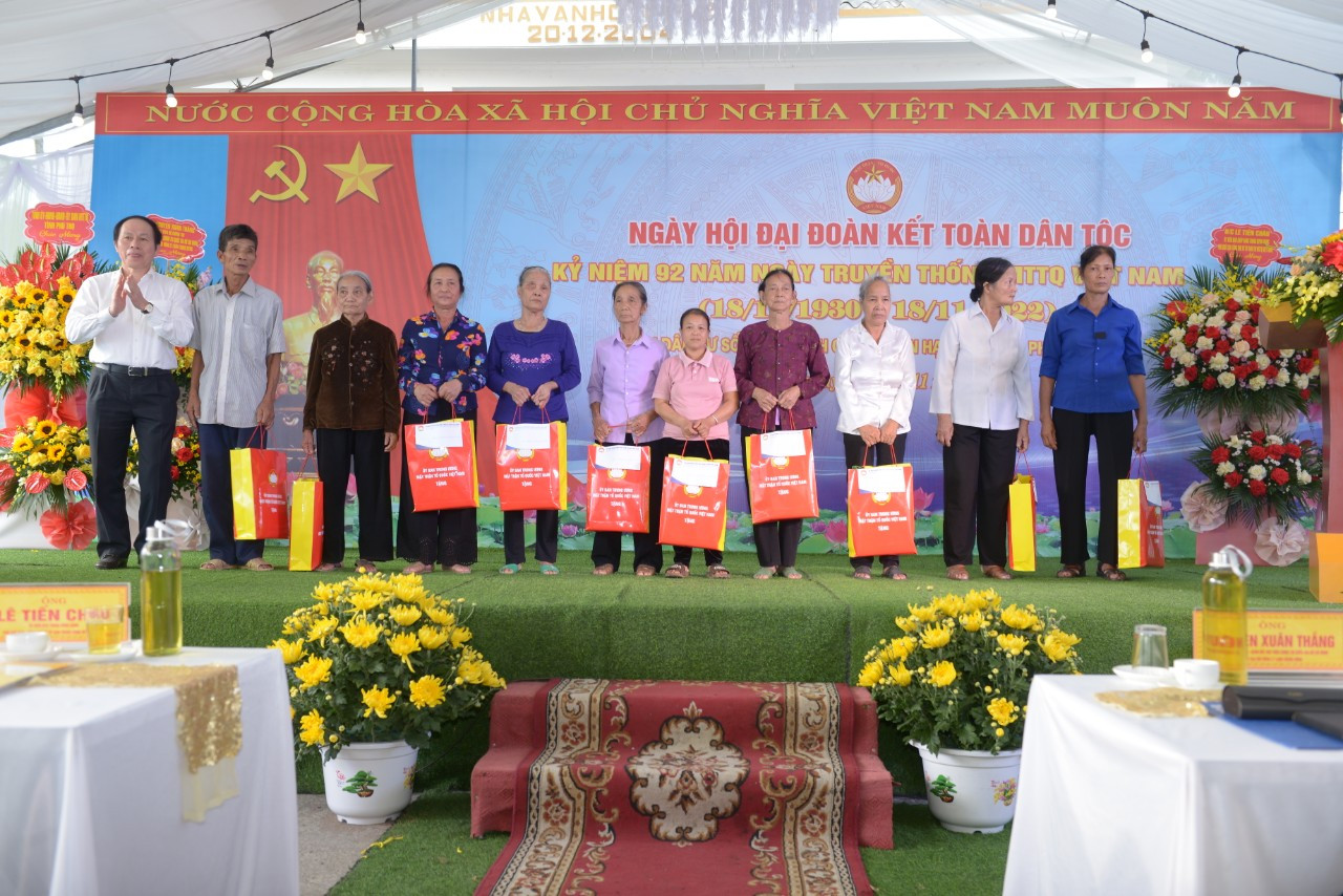 Ông Lê Tiến Châu, Phó chủ tịch - Tổng thư ký UBTƯ MTTQ Việt Nam tặng quà cho người dân