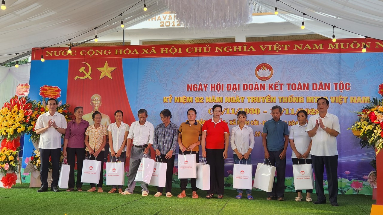 Bí thư tỉnh uỷ Phú Thọ  Bùi Minh Châu và Chủ tịch UBMTTQ tỉnh Phú Thọ trao quà cho người dân