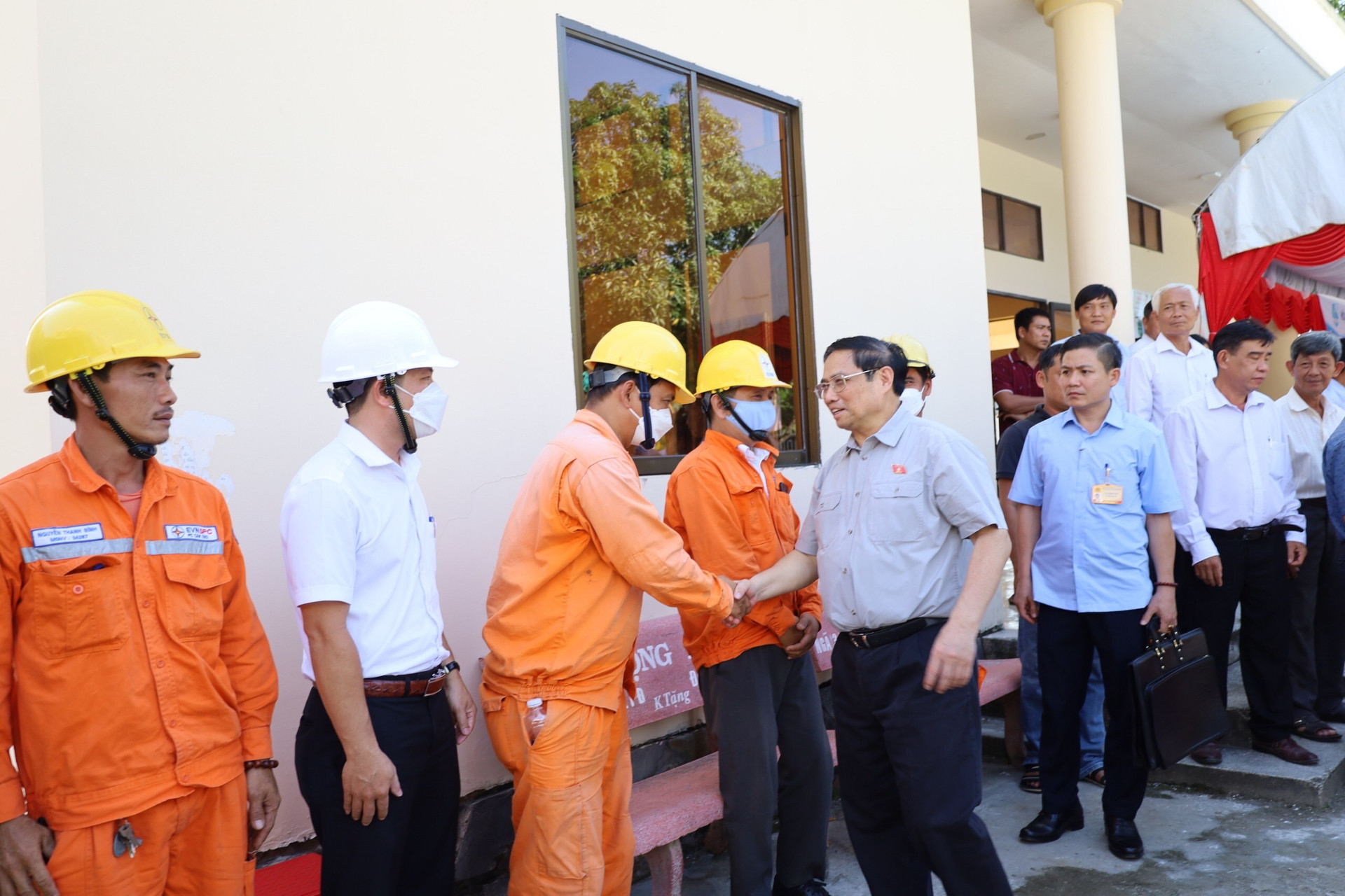Thủ tướng Phạm Minh Chính dự “Ngày hội Đại đoàn kết toàn dân tộc” ở Cần Thơ, thăm hỏi người dân và nhân viên điện lực.