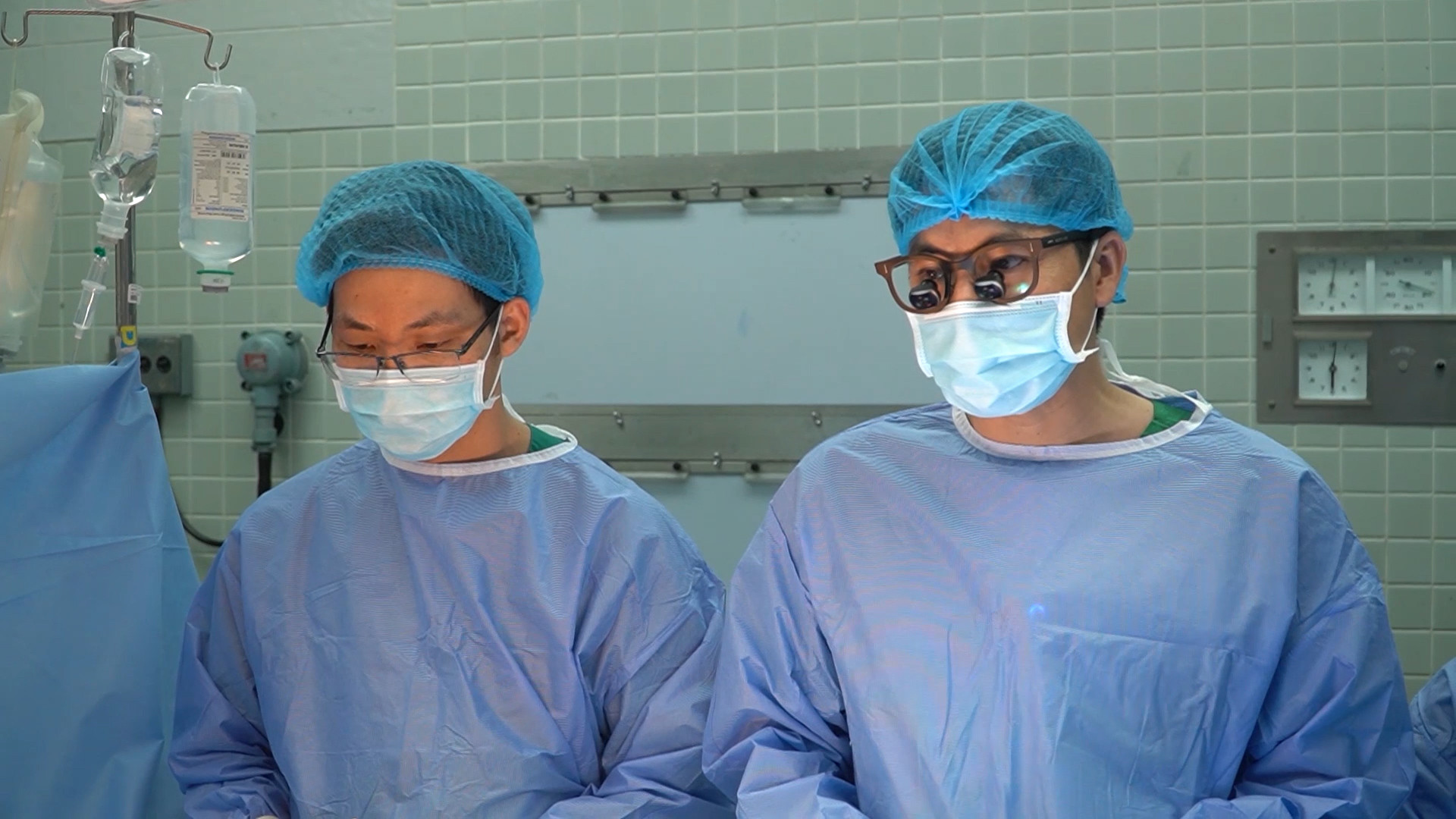 Ekip phẫu thuật dành phút mặc niệm cho người hiến tạng.