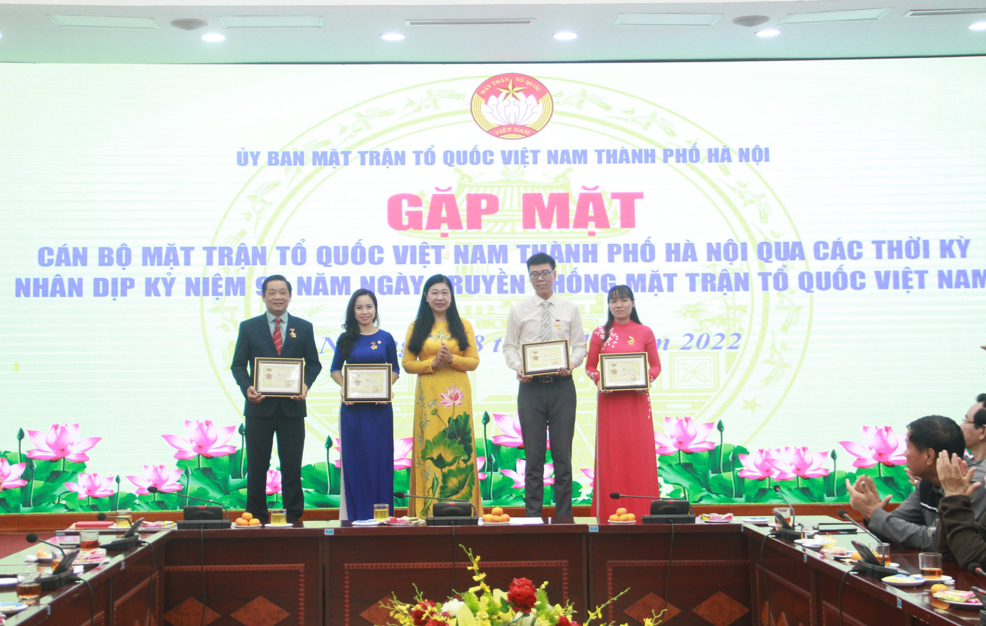 Lãnh đạo MTTQ thành phố Hà Nội trao kỷ niệm chương vì sự nghiệp đại đoàn kết toàn dân tộc cho 4 cá nhân. 