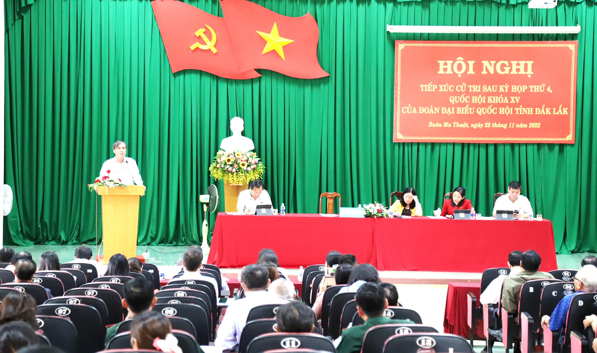Đại diện Sở Tài nguyên và Môi trường tỉnh Đăk Lắk giải đáp các thắc mắc của cử tri thành phố Buôn Ma Thuột.