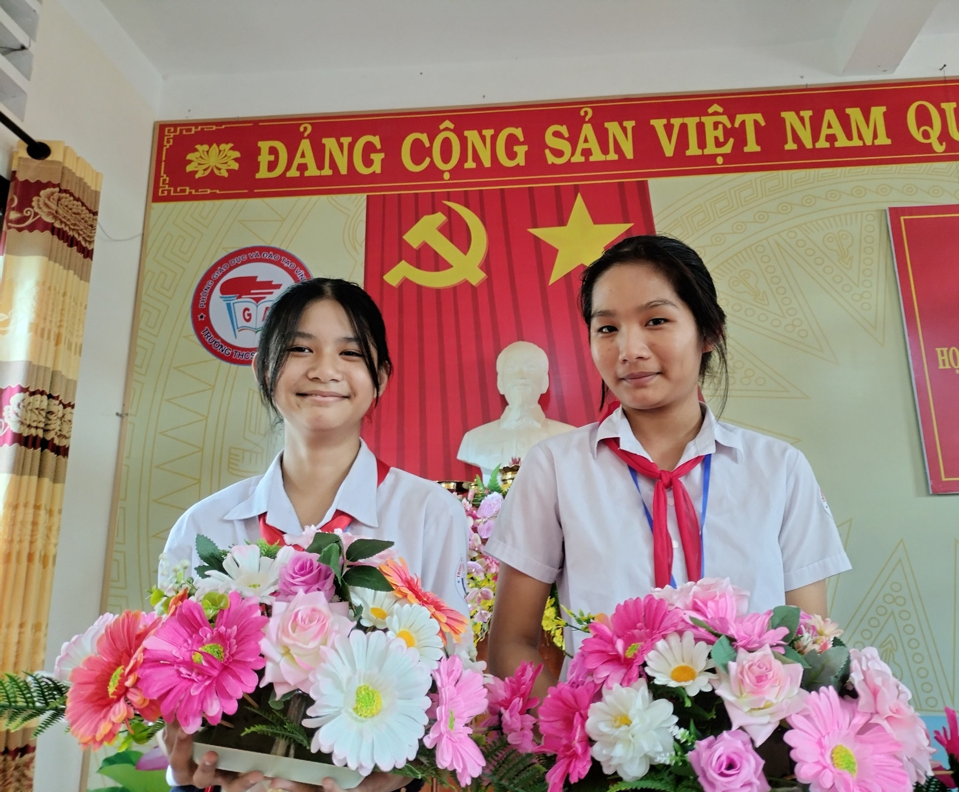 Trường THCS Lê Quý Đôn sẽ tổ chức tuyên dương, khen thưởng các em Ngọc Trinh (bên phải) và Ngọc Anh (bên trái) vào sáng thứ 2 (28/11).