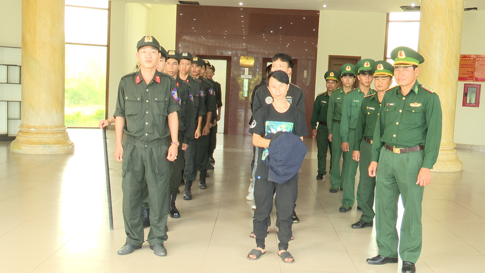 Lực lượng Ban Chuyên án 822X bàn giao các đối tượng cho Công an tỉnh Quảng Trị tiếp tục điều tra, xử lí theo quy định của pháp luật.