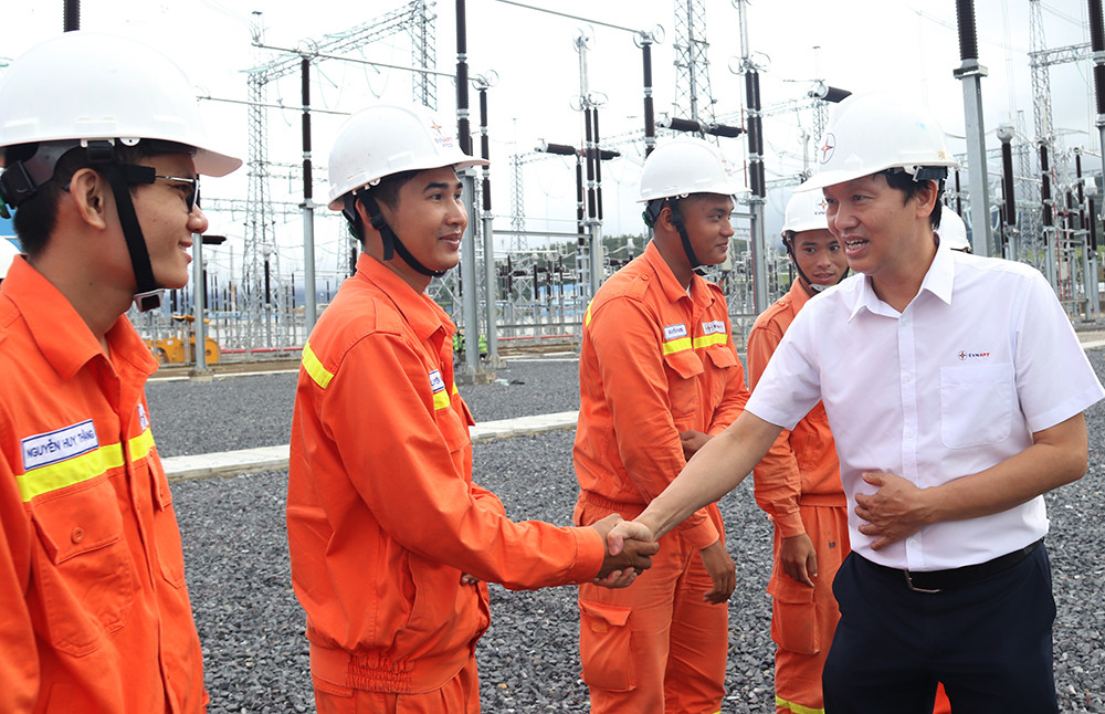 Chủ tịch Công đoàn EVNNPT thăm, động viên CBNV Công ty Truyền tải điện 3 sẽ tiếp nhận vận hành tại TBA 500kV Vân Phong