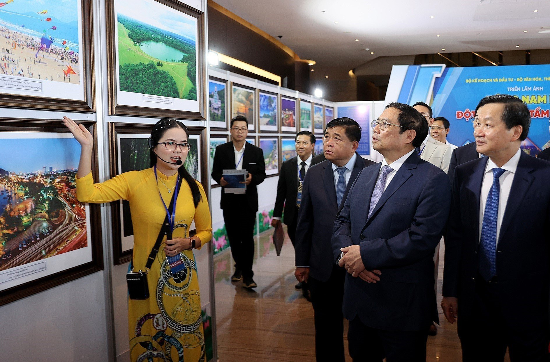 Thủ tướng Phạm Minh Chính và các đại biểu xem triển lãm ảnh về vùng Đông Nam Bộ.
