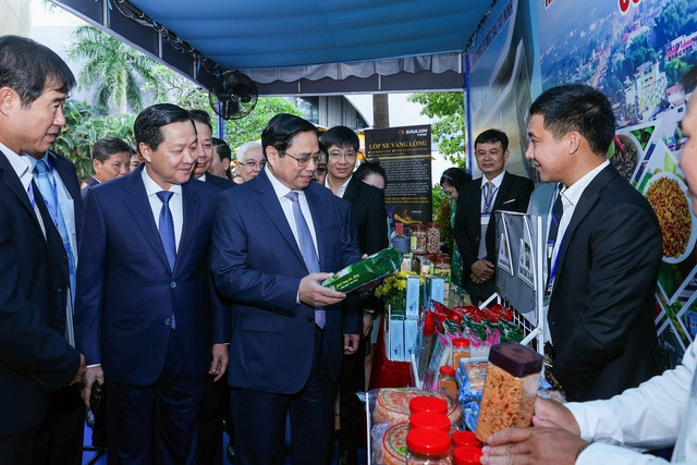 Thủ tướng Phạm Minh Chính thăm gian hang trưng bày sản phẩm công nghệ, nông nghiệp, thủ công, dịch vụ của các tỉnh vùng Đông Nam Bộ.