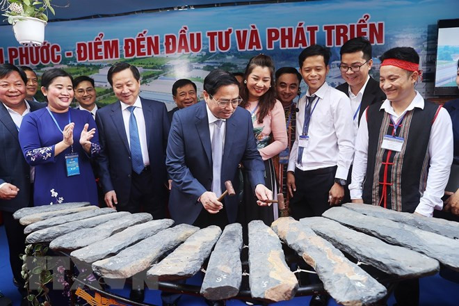 Thủ tướng Phạm Minh Chính thăm gian hang trưng bày sản phẩm công nghệ, nông nghiệp, thủ công, dịch vụ của tỉnh Bình Phước.