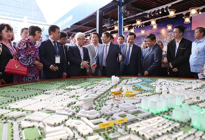 Thủ tướng Phạm Minh Chính xem trưng bày qui hoạch tổng thể của tỉnh Bình Dương.
