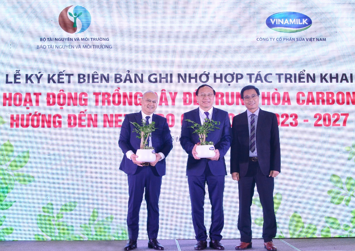 Ông Lê Hoàng Minh – Giám đốc Điều hành tại Vinamilk tặng cây lưu niệm cho Thứ trưởng Bộ TN&MT Lê Công Thành và Tổng biên tập Báo TN&MT Hoàng Mạnh Hà.