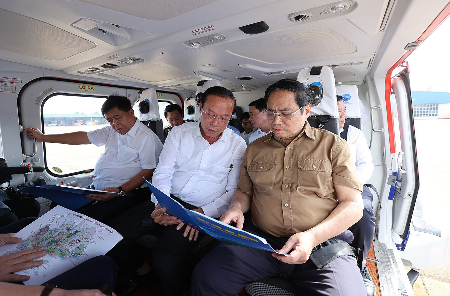 Trong chuyến thị sát bằng máy bay, lãnh đạo tỉnh Bà Rịa – Vũng Tàu đã báo cáo với Thủ tướng về các dự án trọng điểm của tỉnh (Ảnh: Mạnh Thắng).