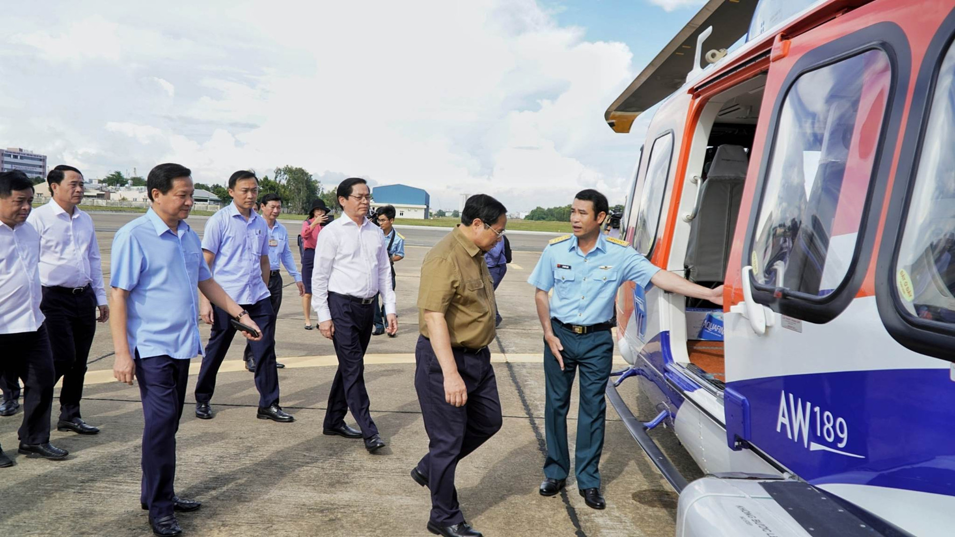 Chiều 26/11, Thủ tướng Chính phủ Phạm Minh Chính, lãnh đạo các bộ, ngành, đã lên máy bay trực thăng VN8645, thị sát vòng quanh địa bàn tỉnh Bà Rịa - Vũng Tàu (Ảnh: Mạnh Thắng). 