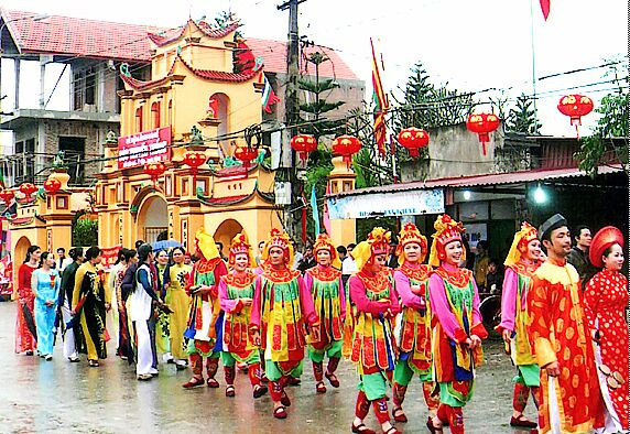 Ngoài giá trị văn hóa vật thể, các làng nghề truyền thống ở Nam Định còn hội tụ nhiều giá trị văn hóa phi vật thể thể hiện qua kỹ năng, kỹ xảo nghề, lễ hội làng, sinh hoạt văn hóa, tín ngưỡng dân gian, không gian văn hóa làng…