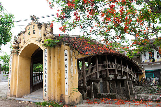 Với nhiều tiềm năng, lợi thế, du lịch nông thôn, du lịch làng nghề đang là định hướng phát triển của tỉnh Nam Định. Trong ảnh: Cầu ngói chợ Lương (xã Hải Anh, Hải Hậu).