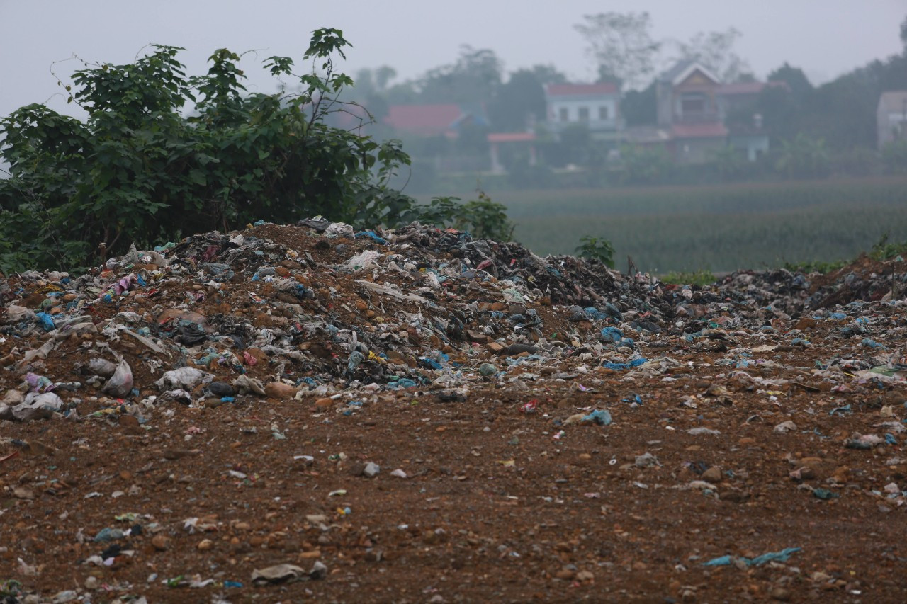 Bãi rác chỉ cách khu dân cư khoảng hơn trăm mét. Ảnh Ngô Hùng