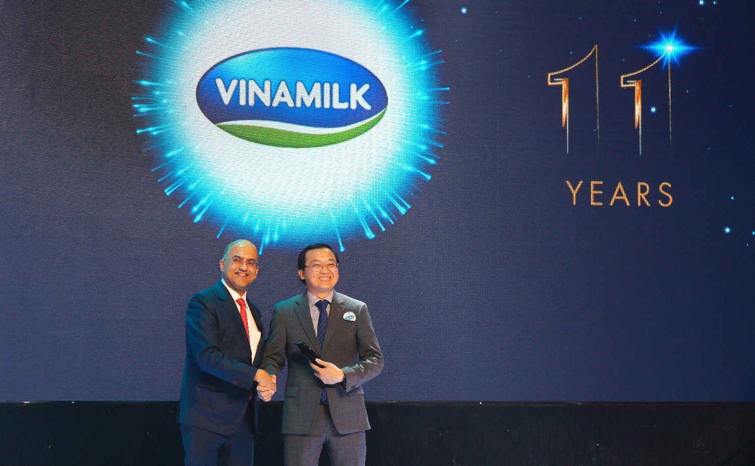 Ông Murli Maiya, Giám đốc Điều hành khối dịch vụ tài chính khu vực Châu Á – Thái Bình Dương của J.P. Morgan chúc mừng Vinamilk với kết quả nổi bật 11 năm liền trong Top 50.