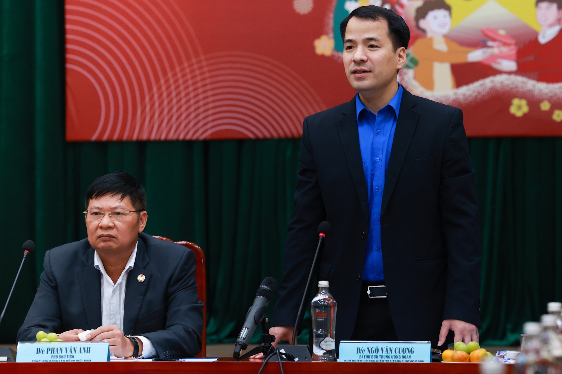 Ông Ngô Văn Cương, Bí thư Ban chấp hành Trung ương Đoàn trao đổi về kế hoạch thực hiện chương trình.
