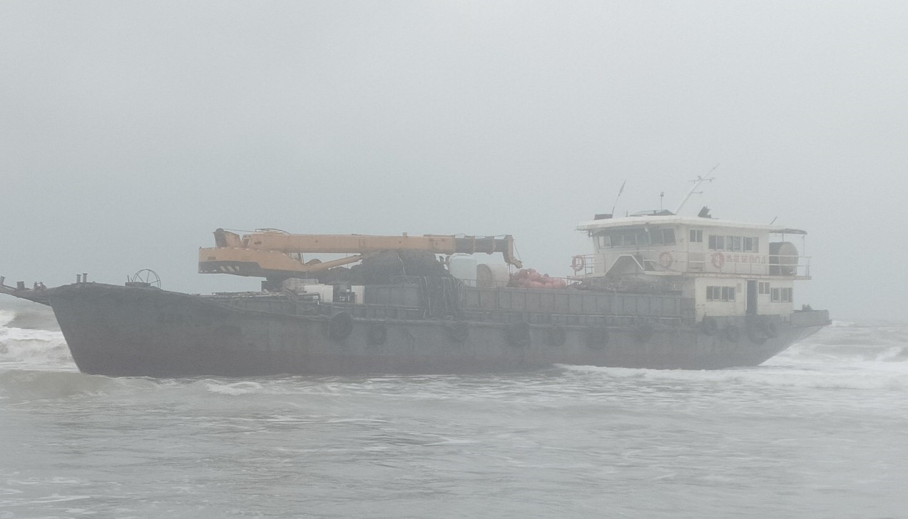 Phát hiện 1 tàu vỏ sắt đang trôi dạt tự do vào vùng biển Quảng Trị. Ảnh: BĐBP.