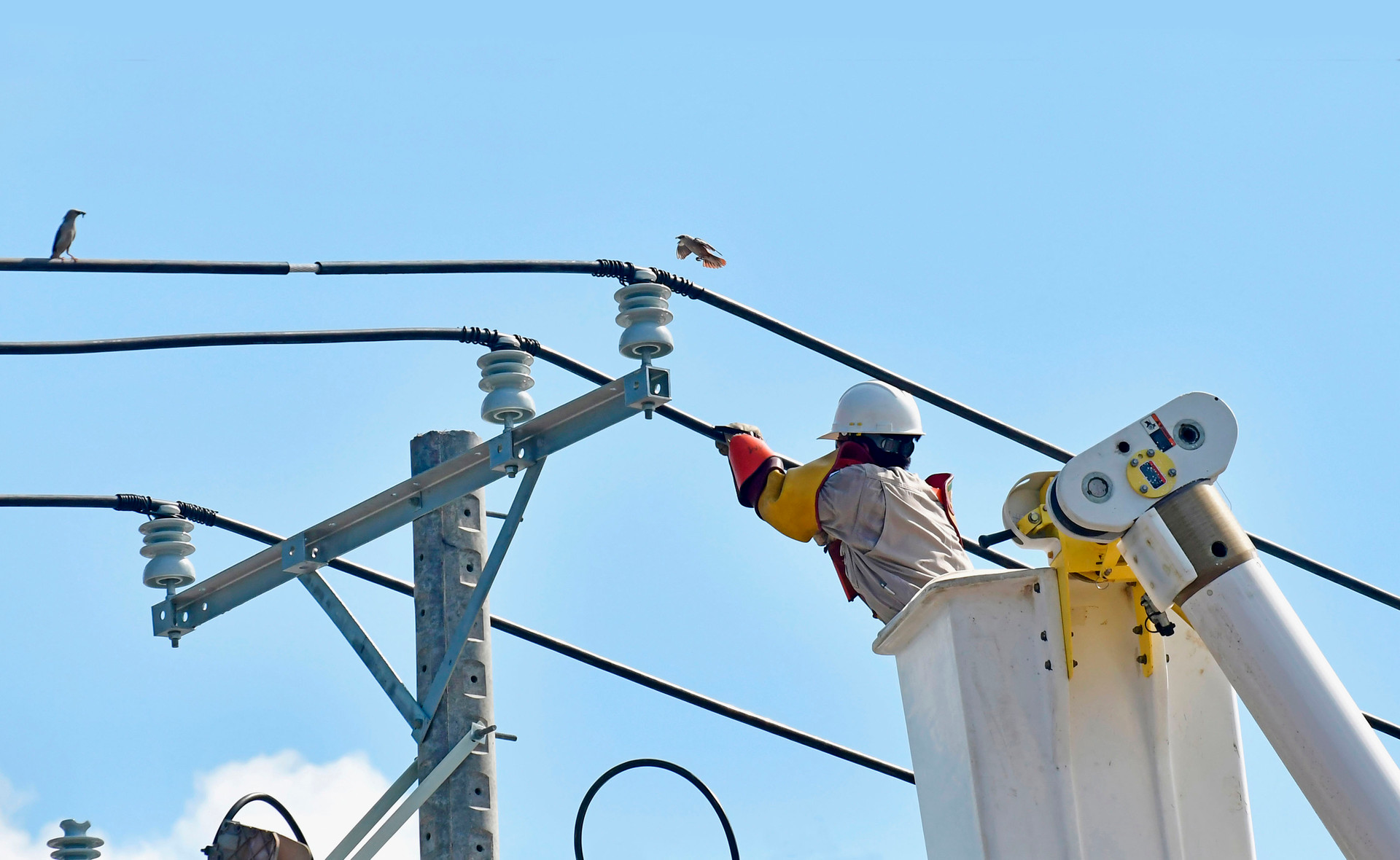 Thường xuyên kiểm tra hệ thống mạng lưới điện đảm bảo cung cấp cho người dân, đơn vị, doanh nghiệp.