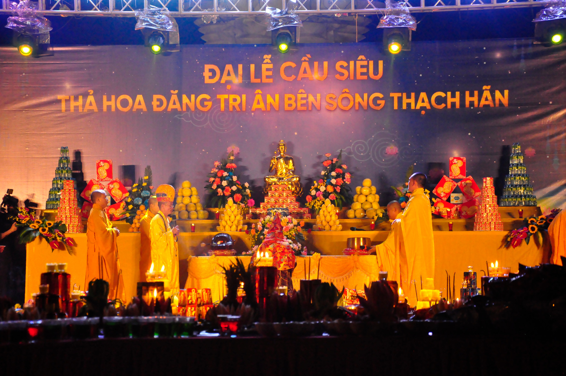 Đại lễ cầu siêu - Thả hoa đăng tri ân bên bờ sông Thạch Hãn tổ chức vào đêm ngày 10/12.