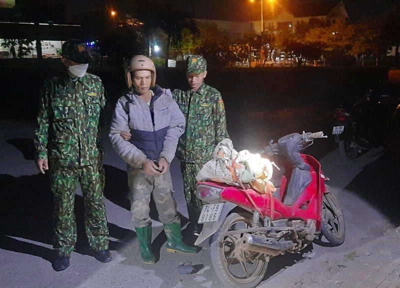 Ngô Tấn Phong bị bắt quả tang đang vận chuyển trái phép thuốc nổ trái phép.